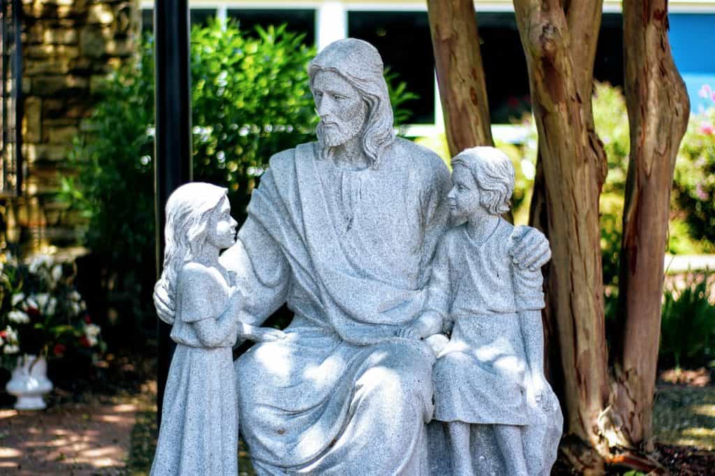 Image of a statue of Jesus and children.